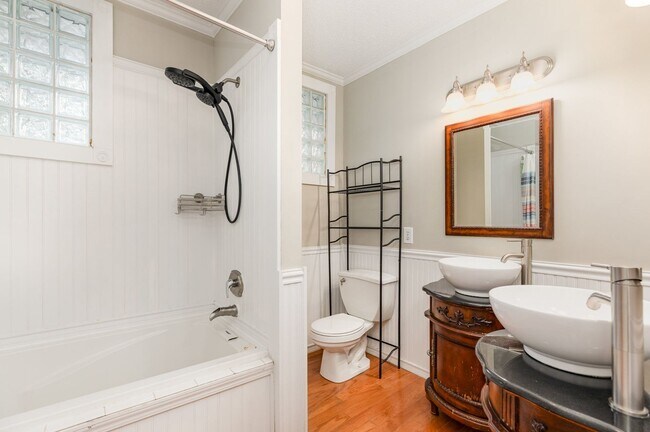 Building Photo - **Price Reduced with HOLIDAY MOVE-IN SPECIAL! $500 off 1st full month's rent with lease signed by...