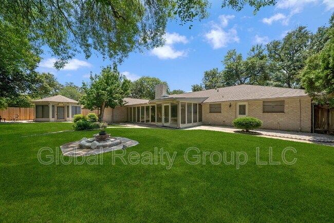 Building Photo - 425 Crestwood Dr