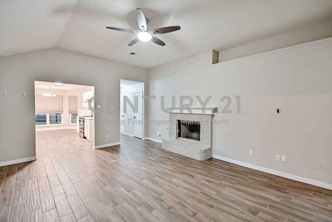 Building Photo - Well Maintained and Tastefully Updated 3/2...