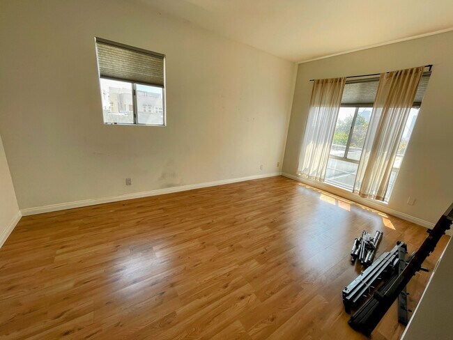 Building Photo - 1066 Everett Pl