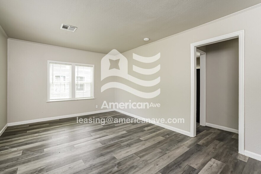 Building Photo - 1631 N Columbia Pl