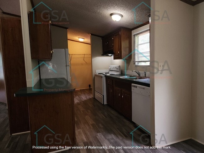 Building Photo - 3 Bedroom Mobile Home Available!