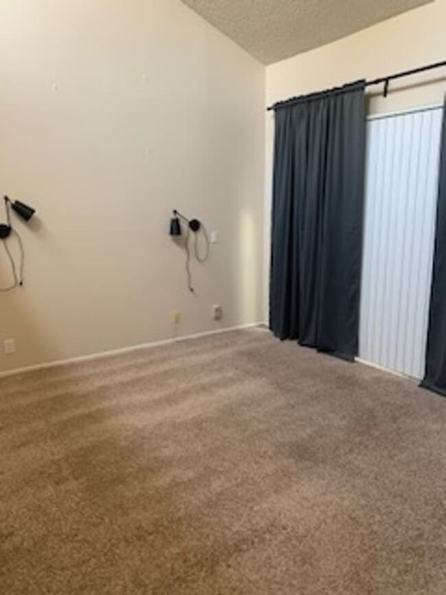 Building Photo - 2 Bedroom 1 Story Town Home
