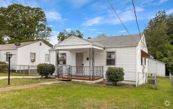 Building Photo - Spacious 3 Bedroom Home