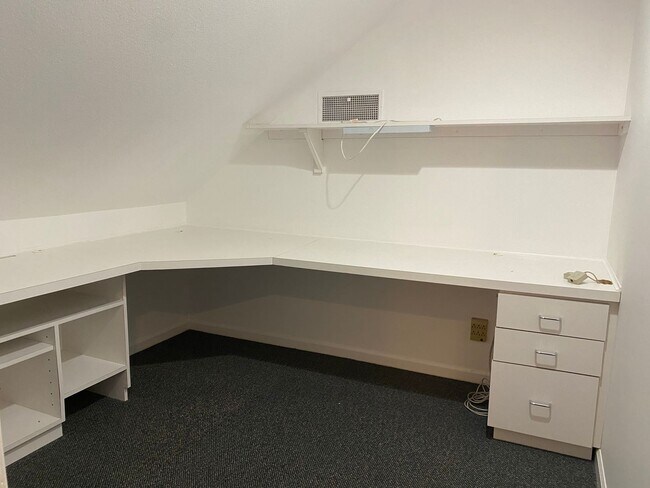 Building Photo - Beautiful Home on the Maumee River