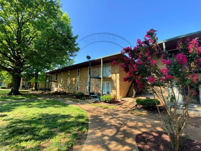 Building Photo - Two Bedroom Condo, First Floor, across from Madison Park with stackable washer/dryer!