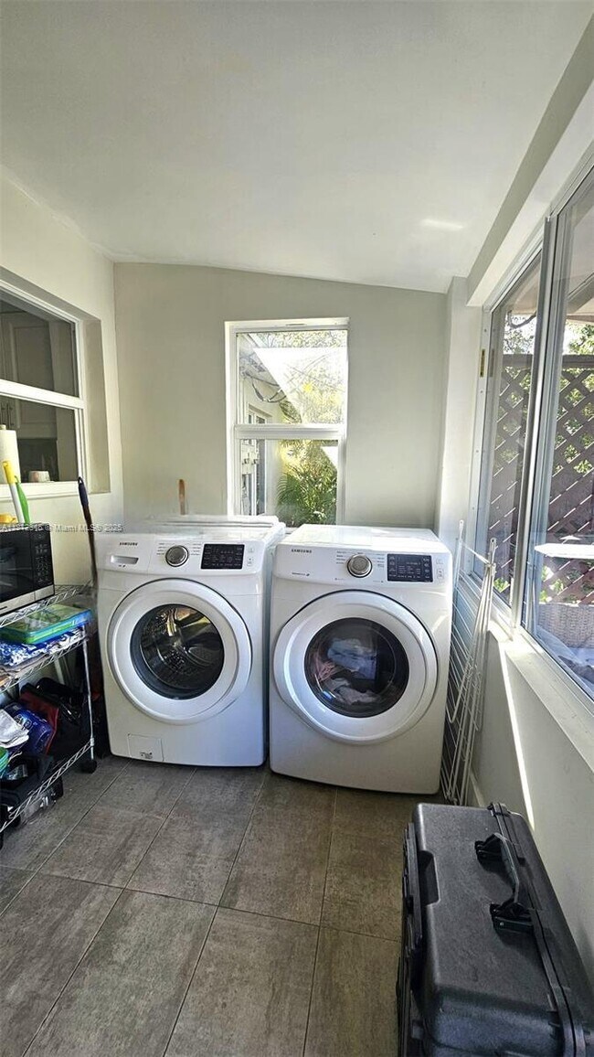 Building Photo - 2 bedroom in Miami FL 33161