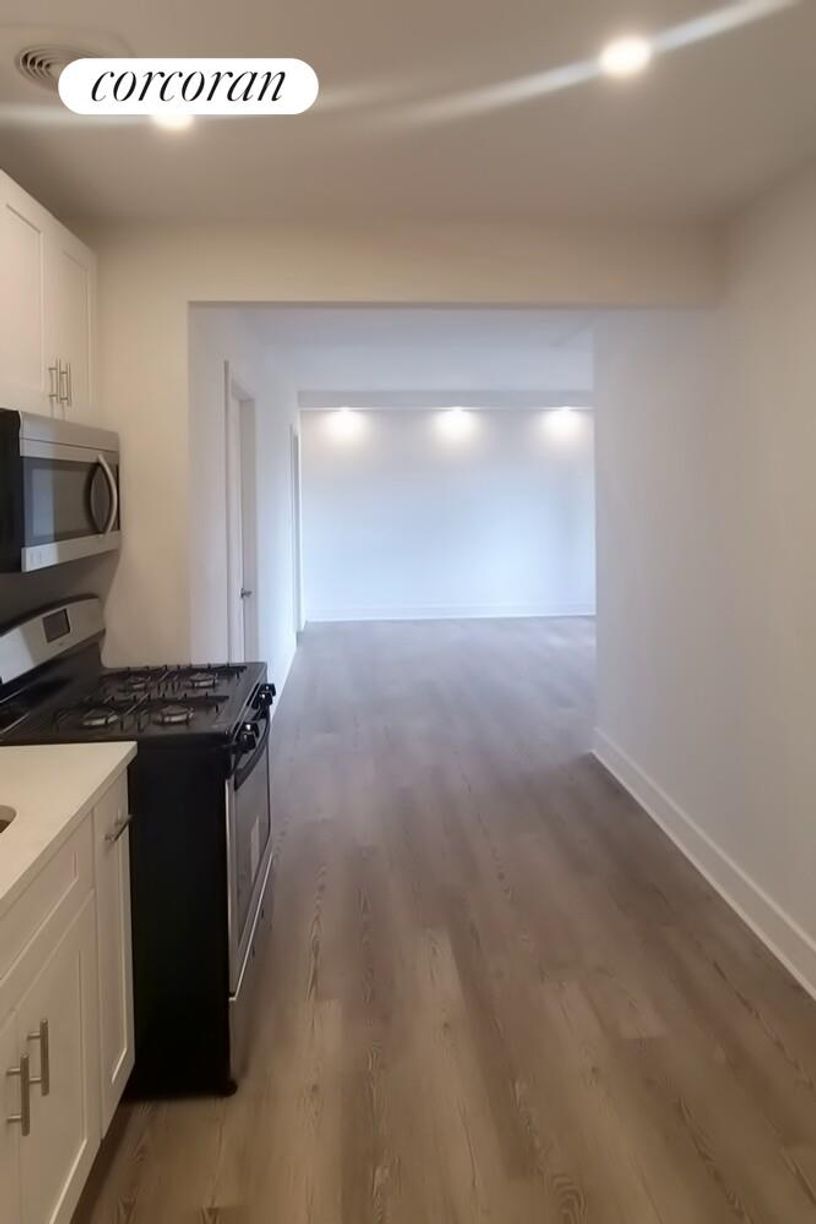 Building Photo - 45 W 81st St