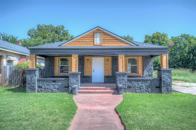 Primary Photo - 1421 NE 8th St