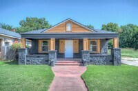 Building Photo - 1421 NE 8th St