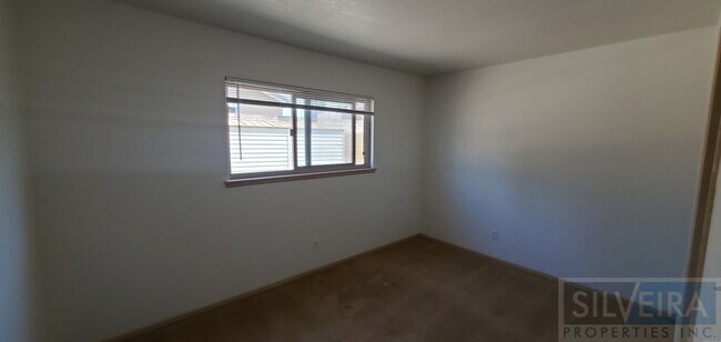 Building Photo - A Comfortable Home awaits the right Tenant!