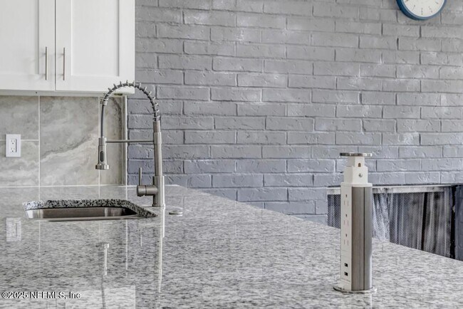 Building Photo - 1215 Bluehill Dr N