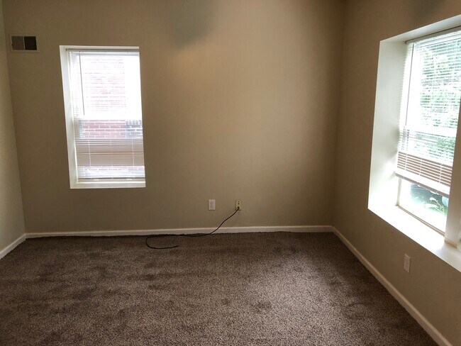 Building Photo - 5962 Oakherst Plz