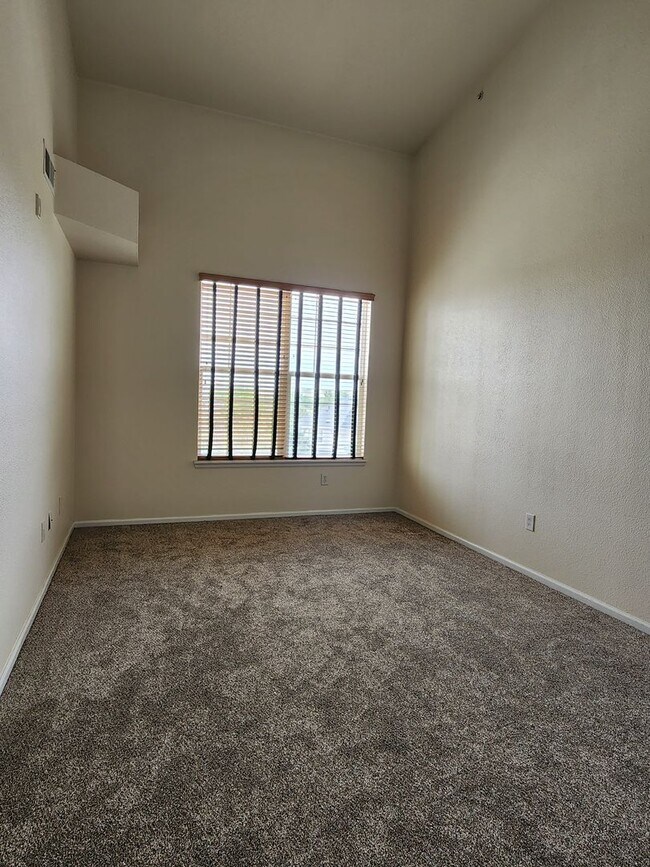 Building Photo - 3rd floor condo close to Cherry Creek Reservoir and DTC!