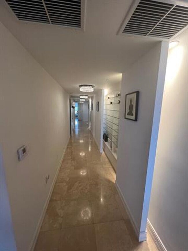 Building Photo - 20201 E Country Club Dr