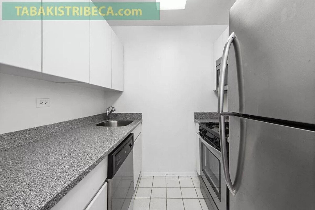 Building Photo - 303 Greenwich St