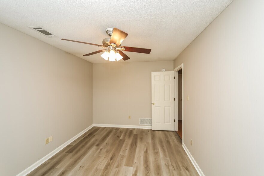 Building Photo - 8243 Cross Point Dr