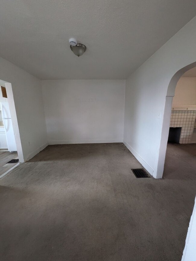 Building Photo - 2 bed 1 bath home with large living room a...