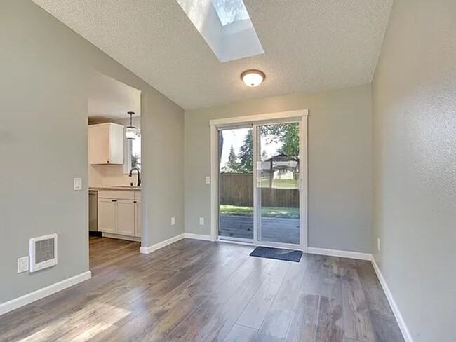 Building Photo - Beautiful move in ready home