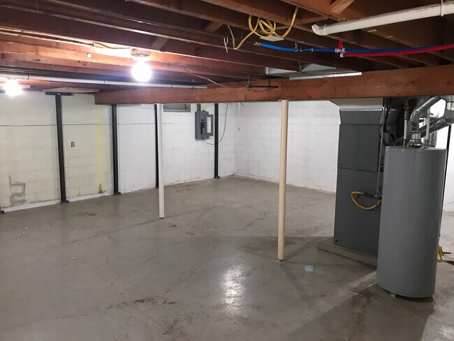 Building Photo - 435 E Woodlawn Pl