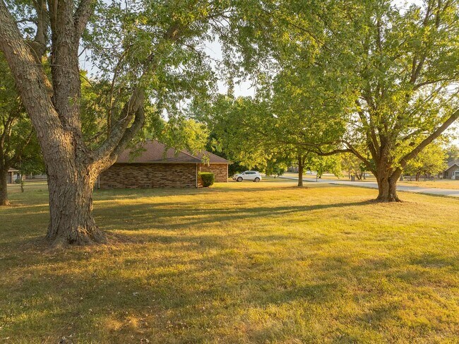 Building Photo - 8430 N Oaklawn Dr