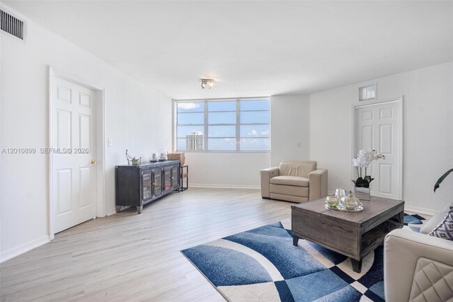 Building Photo - 825 Brickell Bay Dr