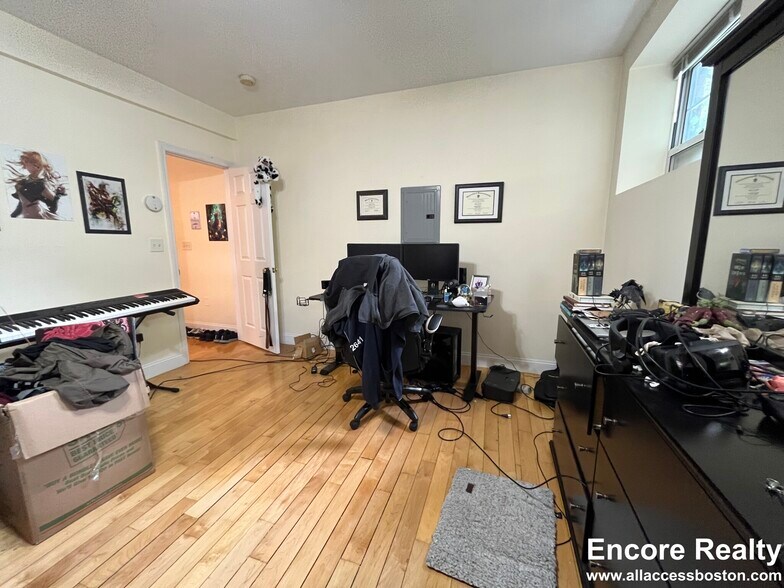 Building Photo - 1555 Beacon St