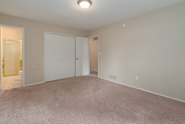 Building Photo - 2630 Glenbrook Ct