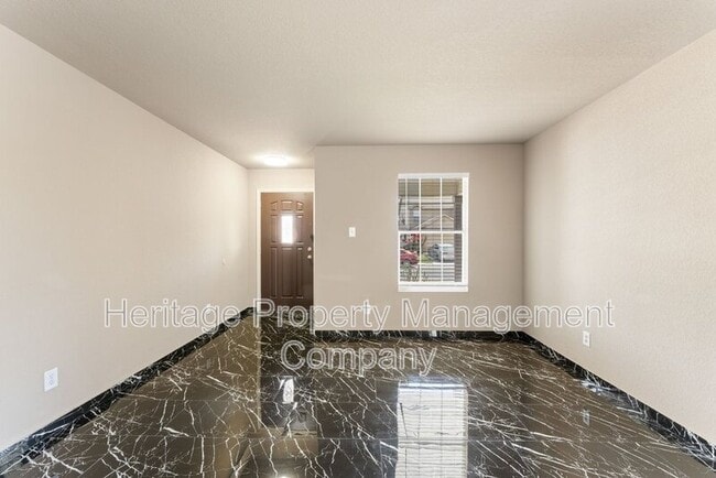 Building Photo - 5819 Providence Oak