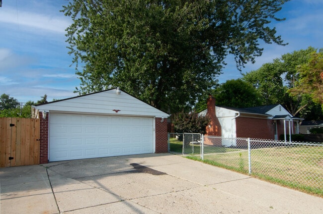 Building Photo - 8807 Tavistock Dr