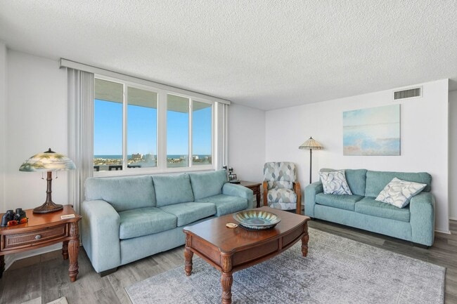 Building Photo - Beautiful 2/2 Bayshore Condo!