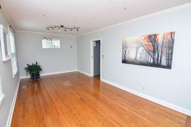 Building Photo - 815 Neartop Dr