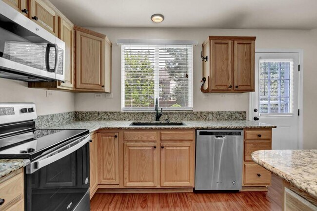 Building Photo - 4271 Hickory Hollow Dr