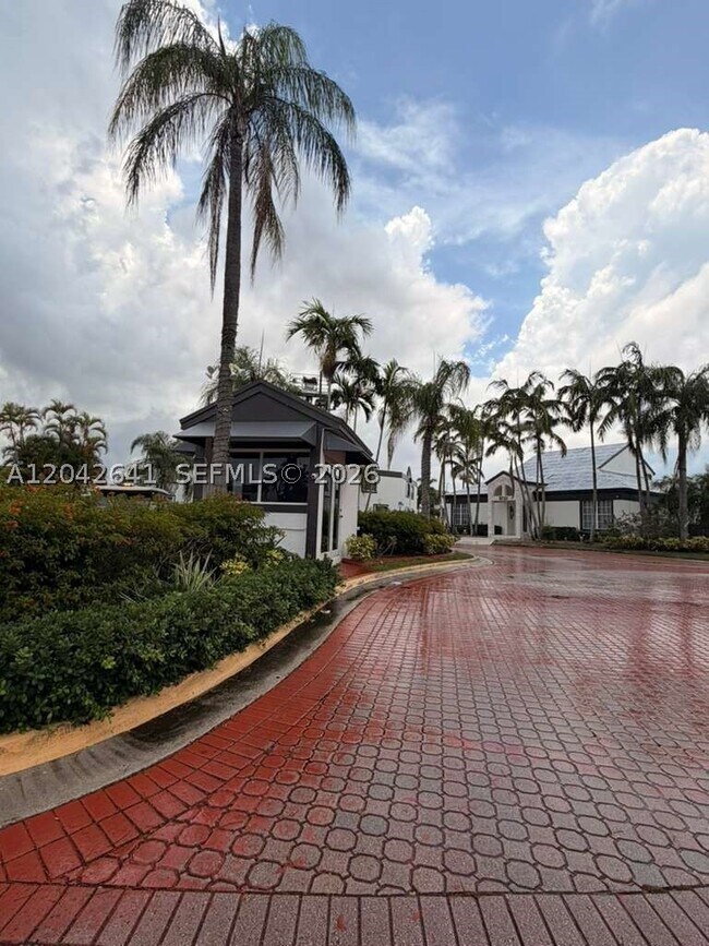 Building Photo - 9731 Fontainebleau Blvd