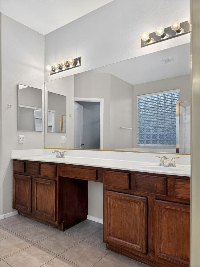 Building Photo - Charming 4 Bedrooms/ 3.5 Bath Home in Desirable Fox Crossing!!