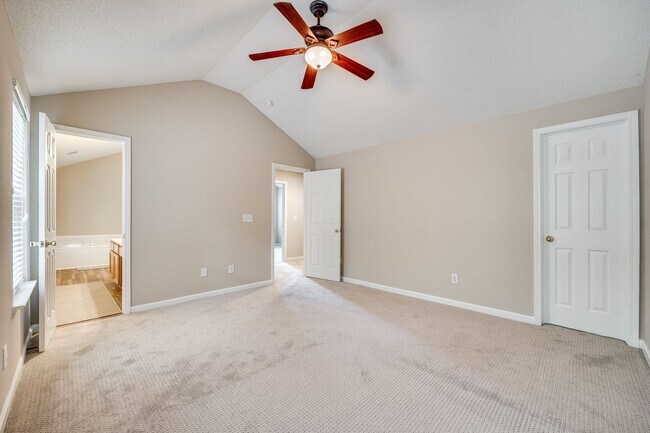 Building Photo - Beautiful, well maintained home in the hea...