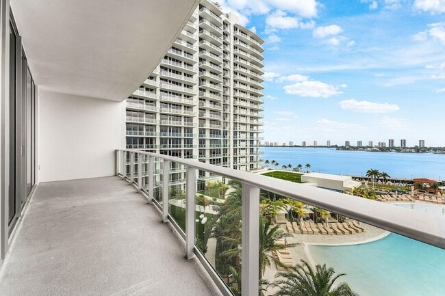 Building Photo - 220 Lake Shore Dr