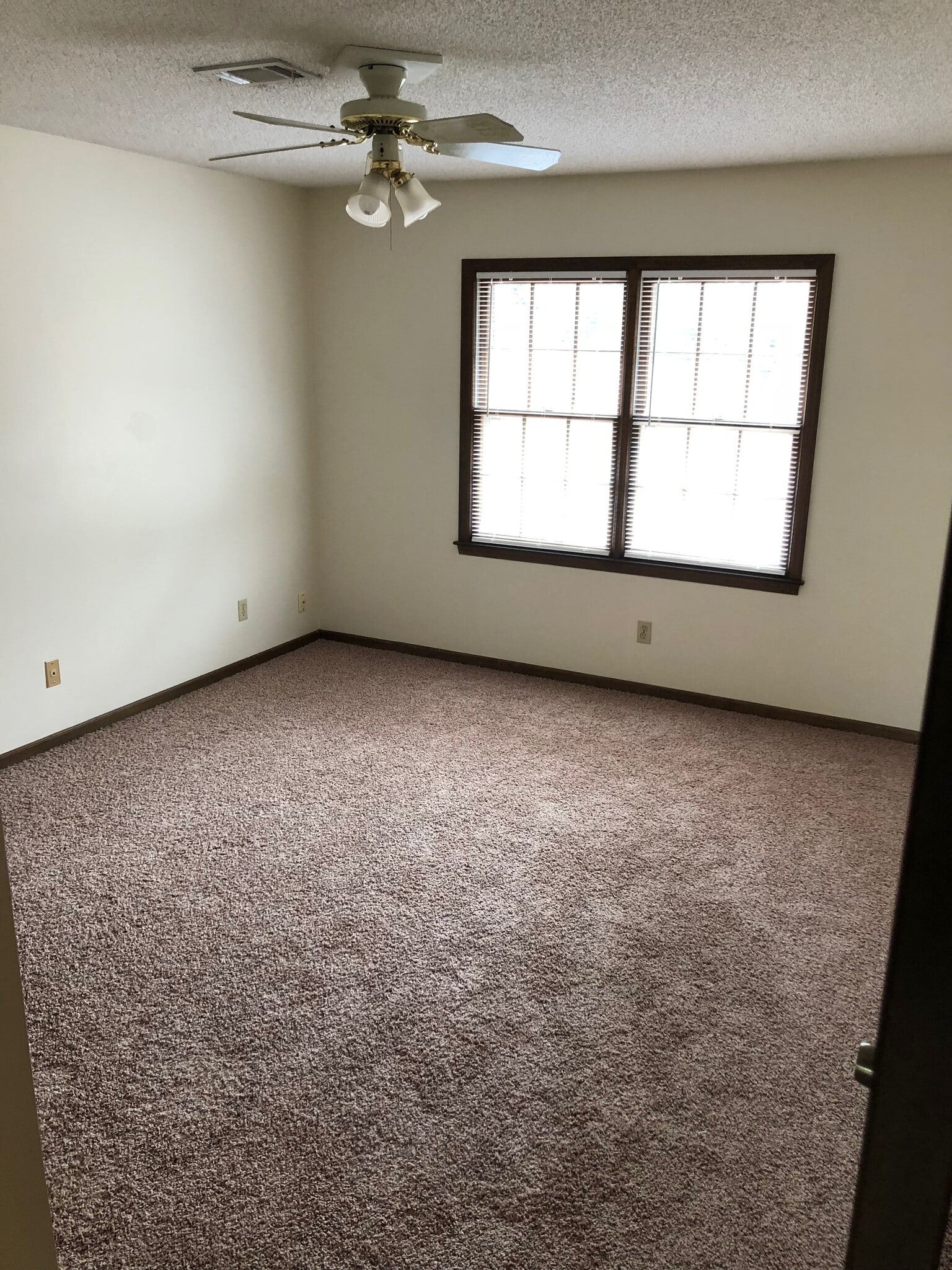 Building Photo - 2040 Pineview Dr