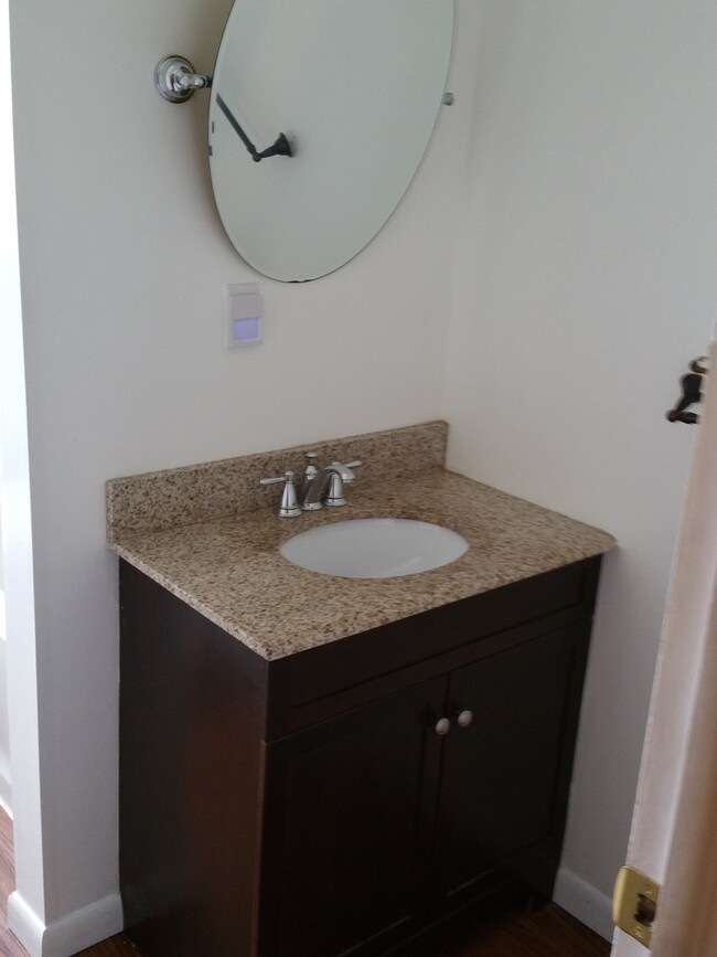 Building Photo - Spacious 3 Bedroom Townhome