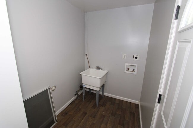 Building Photo - Revitalized 3 Bed 1 Bath Ranch
