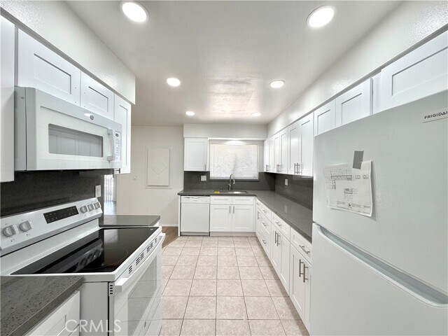 Building Photo - 28880 Amersfoot Way