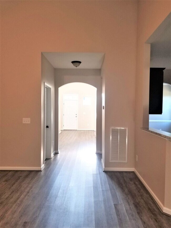 Building Photo - Large 4 Bedroom Home in Towne Pointe! Showings Coming Soon!!!