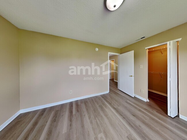 Building Photo - 944 Stonehurst Dr