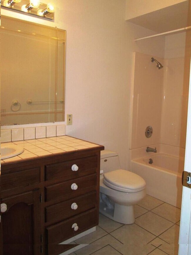 Building Photo - Spacious 4 bed 2 bath home in Fremont. Exc...
