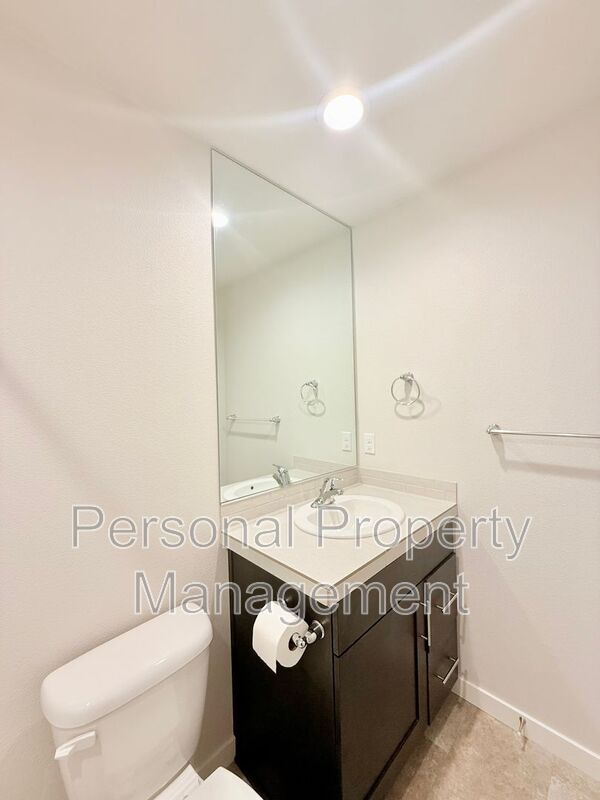 Building Photo - 18010 NE 47th Ave