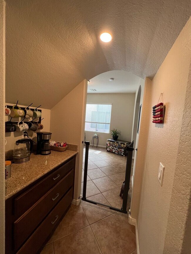 Building Photo - ABSOLUTELY AMAZING! Large 4 bedroom 2 stor...
