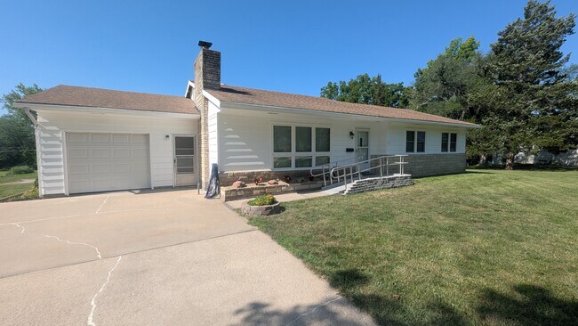 Building Photo - 2221 Millwood Dr