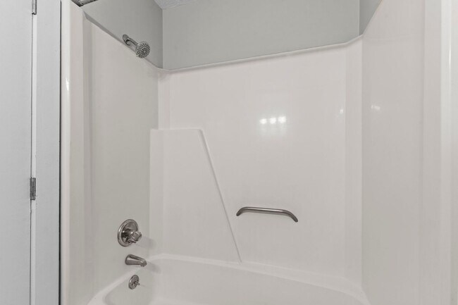 Building Photo - Newly Updated 2 Bedroom, 2 Bath Duplex nea...