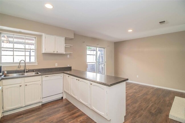 Building Photo - Amazing 2 Bed, 1.5 Bath- Half of Duplex Av...