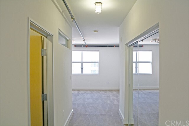 Building Photo - 940 E Civic Center Dr